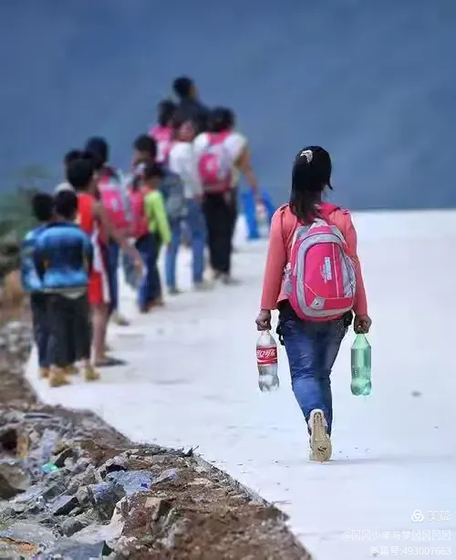 《翻山涉水去上学》